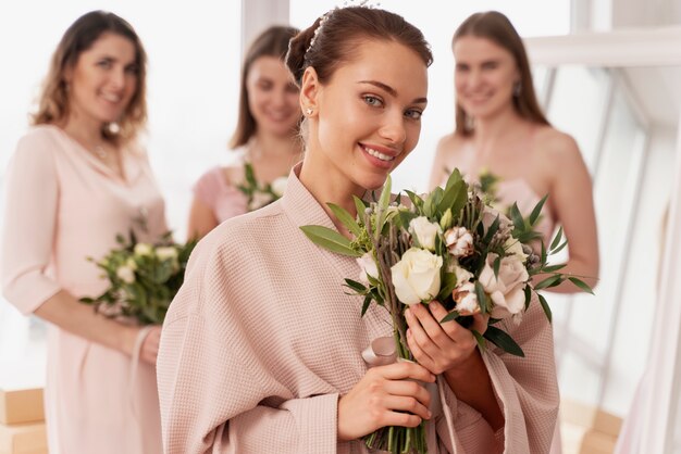 Mujeres haciendo preparativos para la boda