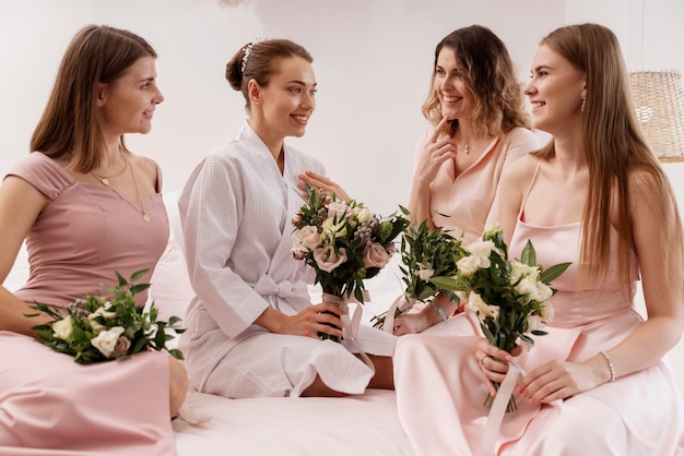 Mujeres haciendo preparativos para la boda