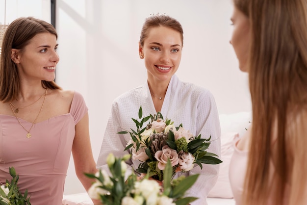 Mujeres haciendo preparativos para la boda