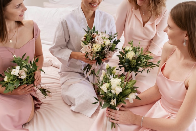 Mujeres haciendo preparativos para la boda