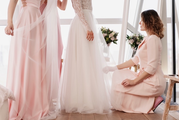 Foto gratuita mujeres haciendo preparativos para la boda