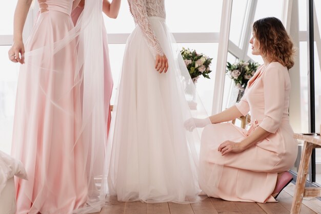 Mujeres haciendo preparativos para la boda