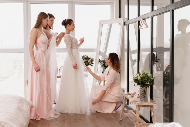 Foto gratuita mujeres haciendo preparativos para la boda