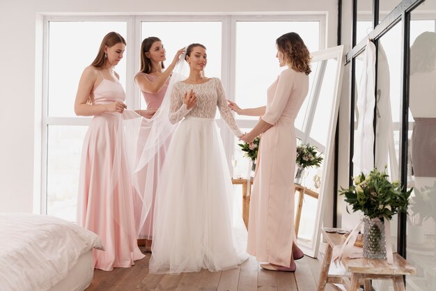 Mujeres haciendo preparativos para la boda