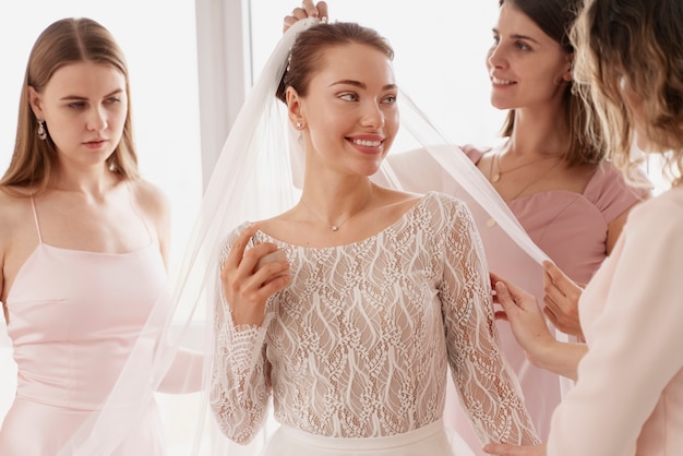 Foto gratuita mujeres haciendo preparativos para la boda