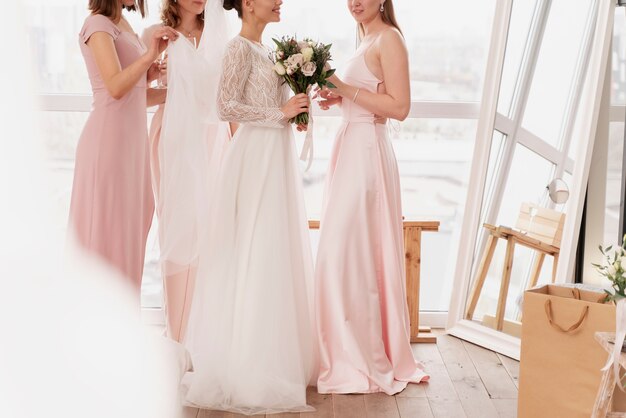 Mujeres haciendo preparativos para la boda