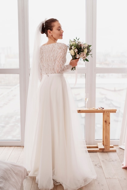 Mujeres haciendo preparativos para la boda