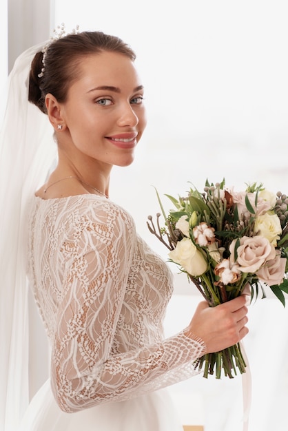 Mujeres haciendo preparativos para la boda