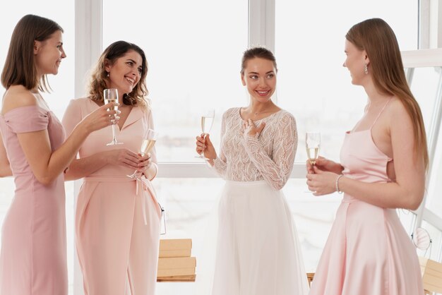 Mujeres haciendo preparativos para la boda