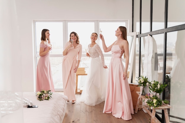 Mujeres haciendo preparativos para la boda