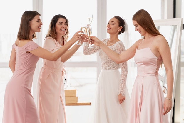 Mujeres haciendo preparativos para la boda