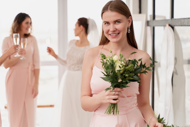 Foto gratuita mujeres haciendo preparativos para la boda