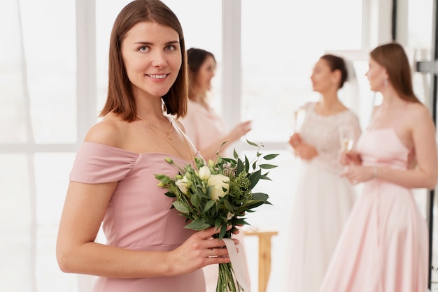 Mujeres haciendo preparativos para la boda