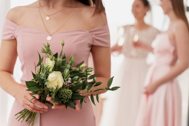 Mujeres haciendo preparativos para la boda