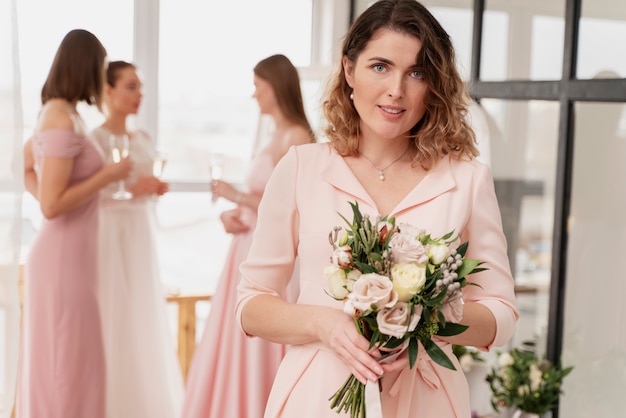 Mujeres haciendo preparativos para la boda