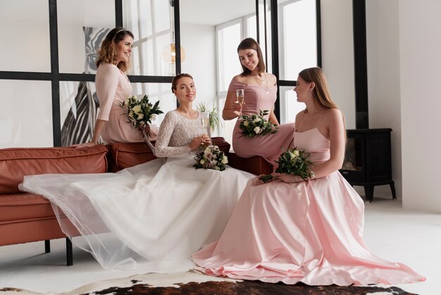 Mujeres haciendo preparativos para la boda