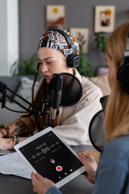 Mujeres haciendo vista lateral de podcast