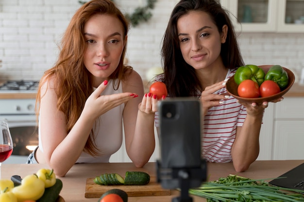 Mujeres haciendo un vlog mientras preparan comida