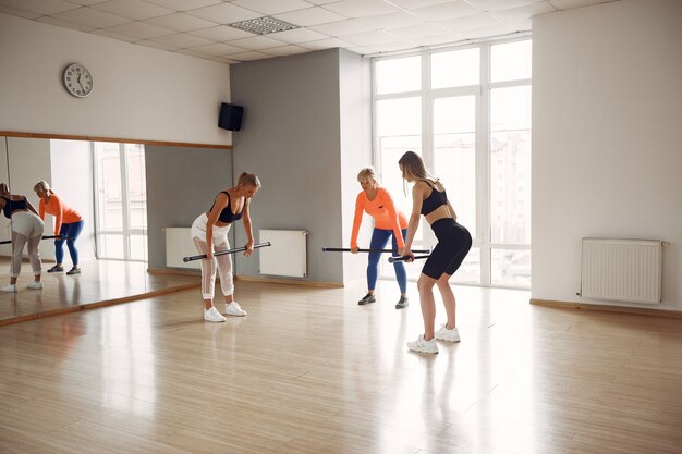 Mujeres haciendo yoga. Estilo de vida deportivo. Cuerpo tonificado