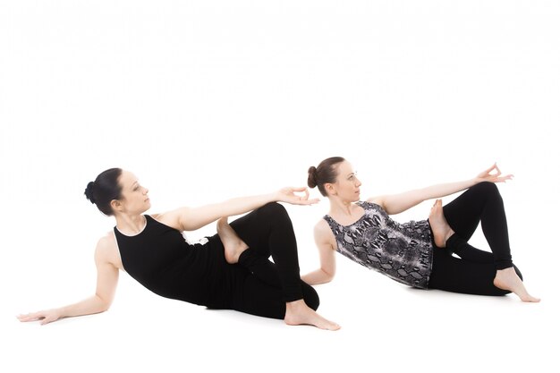 Mujeres haciendo yoga