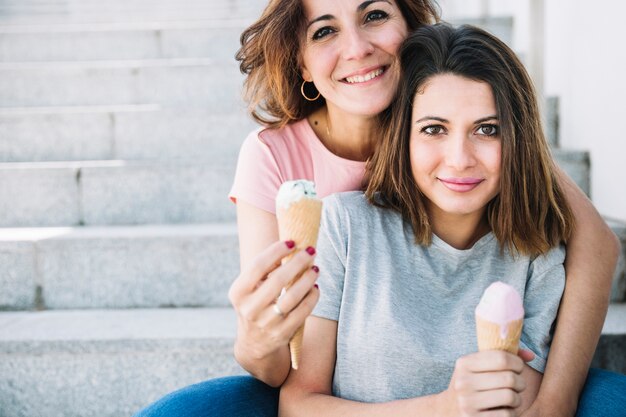 Mujeres con helado mirando a la cámara