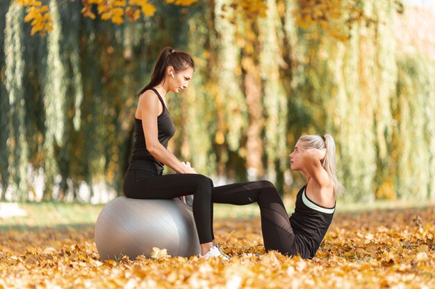 Mujeres hermosas atléticas haciendo abdominales