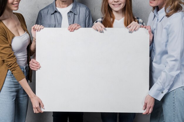 Mujeres hermosas con un cartel juntos