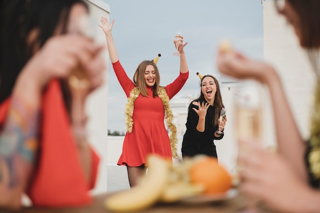 Mujeres hermosas divirtiéndose en la azotea