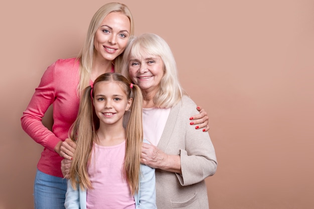 Foto gratuita mujeres hermosas felices abrazados