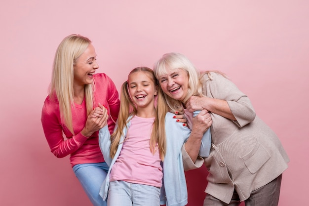 Foto gratuita mujeres hermosas felices riendo