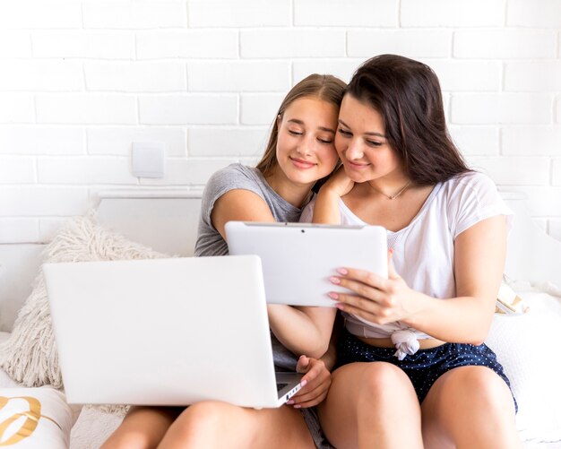 Mujeres hermosas jugando con una tableta