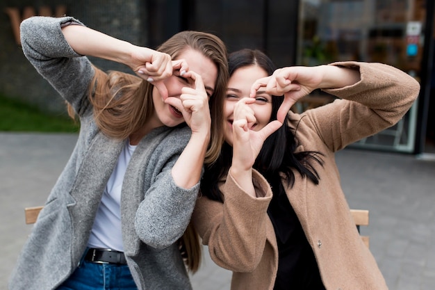 Foto gratuita mujeres hermosas posando de una manera linda