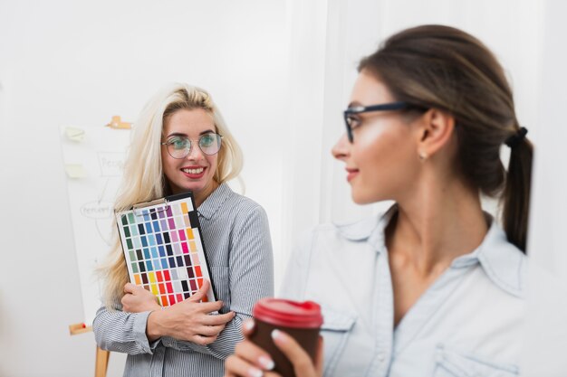 Mujeres hermosas sonrientes que miran el uno al otro