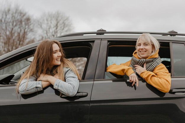 Mujeres hermosas por la ventanilla del automóvil