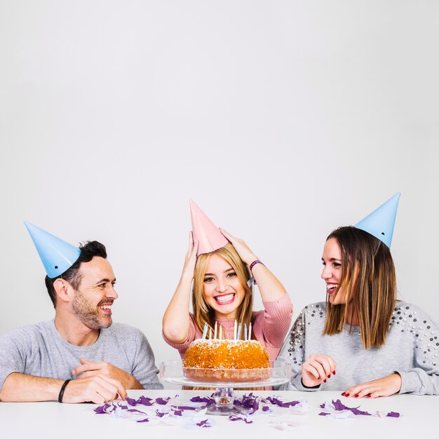 Mujeres y hombre celebrando cumpleaños juntos