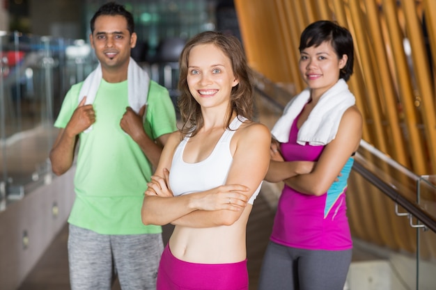 Foto gratuita mujeres y un hombre saliendo del gimnasio