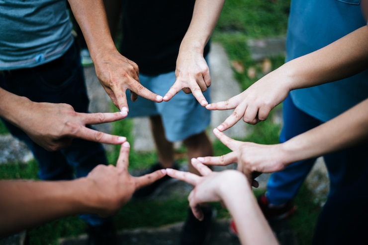 Foto gratuito mujeres y hombres amigos hacen forma de estrella con los dedos. el éxito, el concepto de amistad.