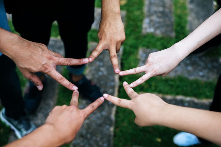 Foto gratuito mujeres y hombres amigos hacen forma de estrella con los dedos. el éxito, el concepto de amistad.