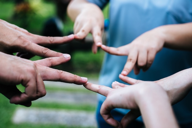 Mujeres y hombres amigos hacen forma de estrella con los dedos. El éxito, el concepto de amistad.