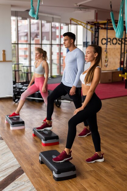 Mujeres y hombres entrenando en el gimnasio