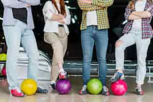 Foto gratuita mujeres y hombres con pelotas en un club de bolos