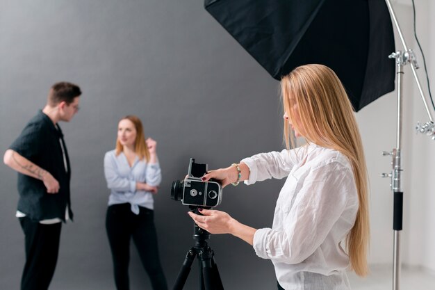 Mujeres y hombres trabajando en un estudio de fotografía.