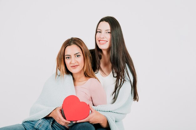 Foto gratuita mujeres homosexuales con corazón en cuadros