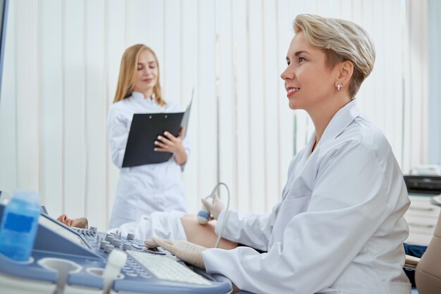 Foto gratuita mujeres en el hospital que trabajan para prevenir enfermedades