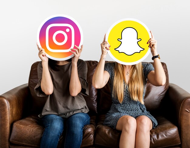 Mujeres con iconos de redes sociales