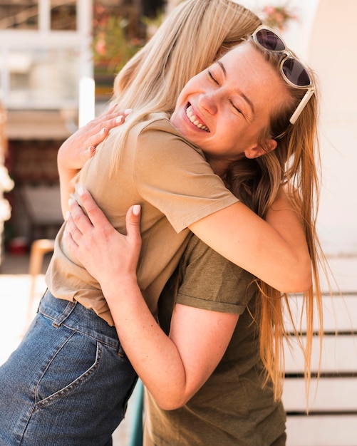 Foto gratuita mujeres jóvenes abrazándose