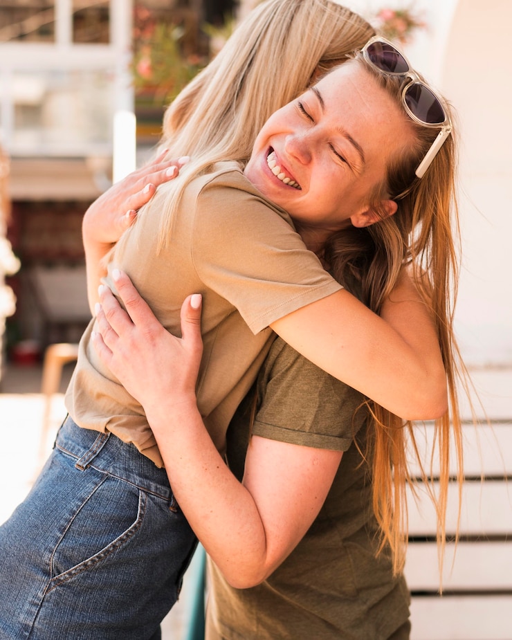 Foto gratuito mujeres jóvenes abrazándose