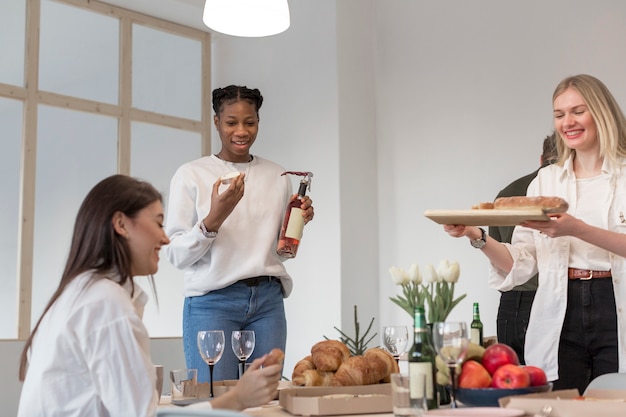 Mujeres jóvenes almorzando en casa