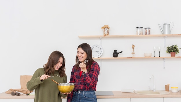 Mujeres jóvenes almorzando