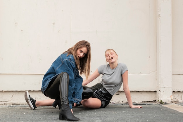 Foto gratuita mujeres jóvenes de alto ángulo posando juntos